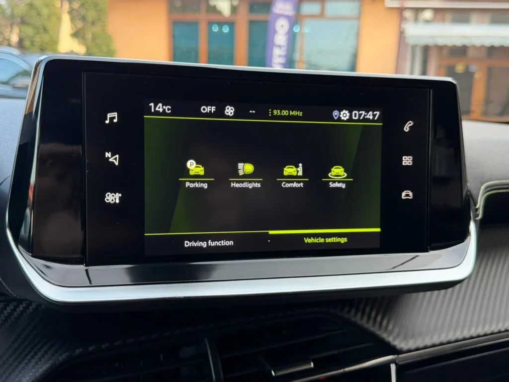 Peugeot 2008 1.2 benzină sistem navigație touchscreen