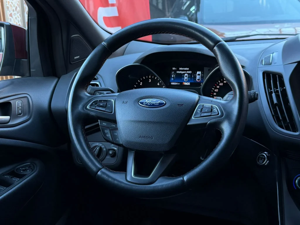 Ford Kuga ST-Line volan sport cu padele