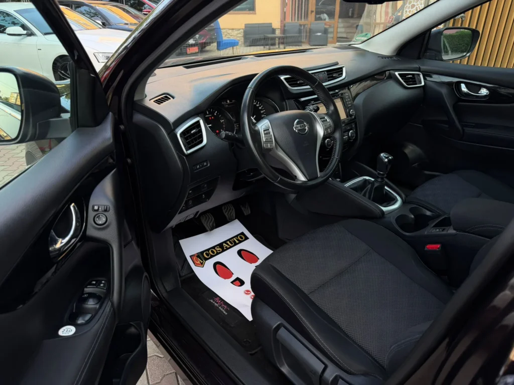 Interior Nissan Qashqai navigație și climatronic