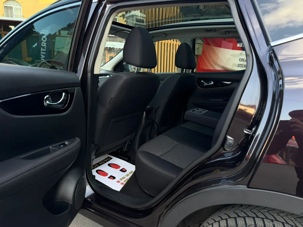 Nissan Qashqai panoramic interior lumină naturală