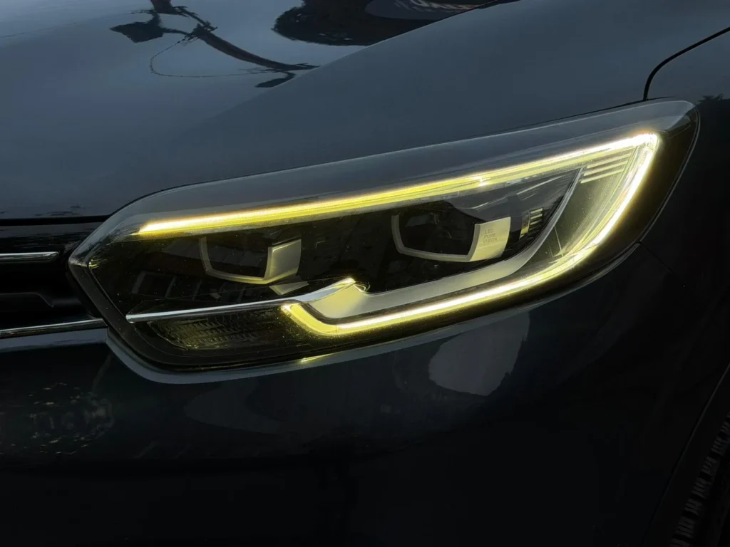 Renault Kadjar faruri LED adaptive și stopuri LED